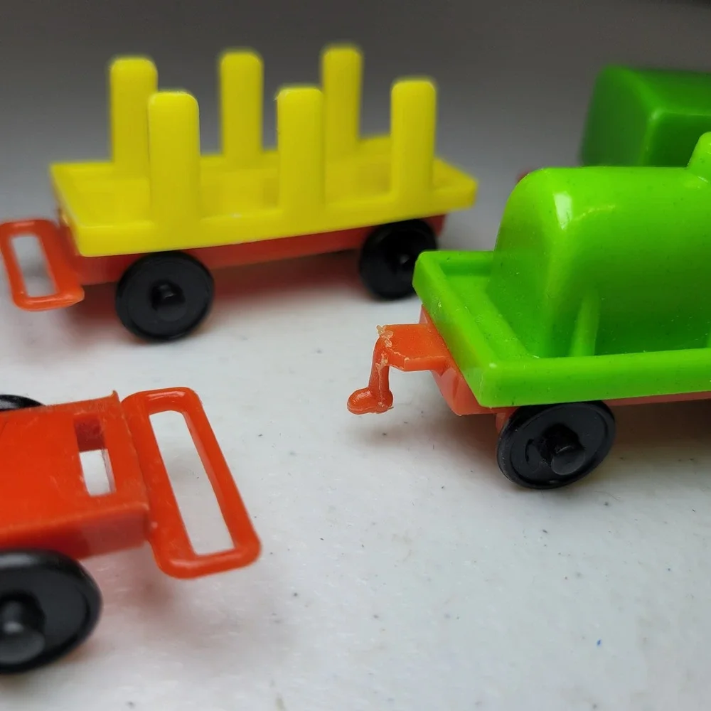 Herbart Vintage Plastic Toy Train‎ Set Red Green Yellow Small 5 Piece Lot